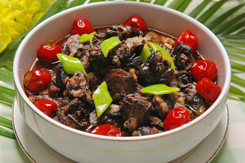 泡椒乌鸡煲